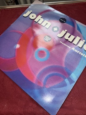 Vinyl 12' Circles / JOHN + JULIE Ft AURIOLE
