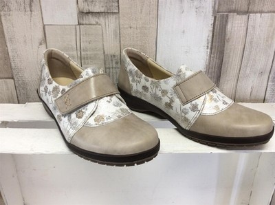 Suave Damen Kletthalbschuh beige durchzogenem Blumenmuster Keilpumps Slipper NEU