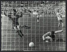 Original Autogramm von Reinhold Mathy  gegen FC Bayern München Handsigniert