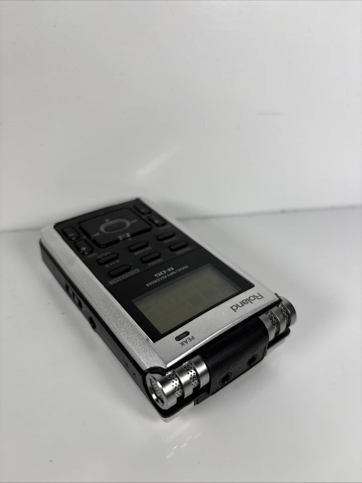 Roland R-05 WAVE/MP3 Portable Sound Recorder Black/Silver - Image 3 of 4