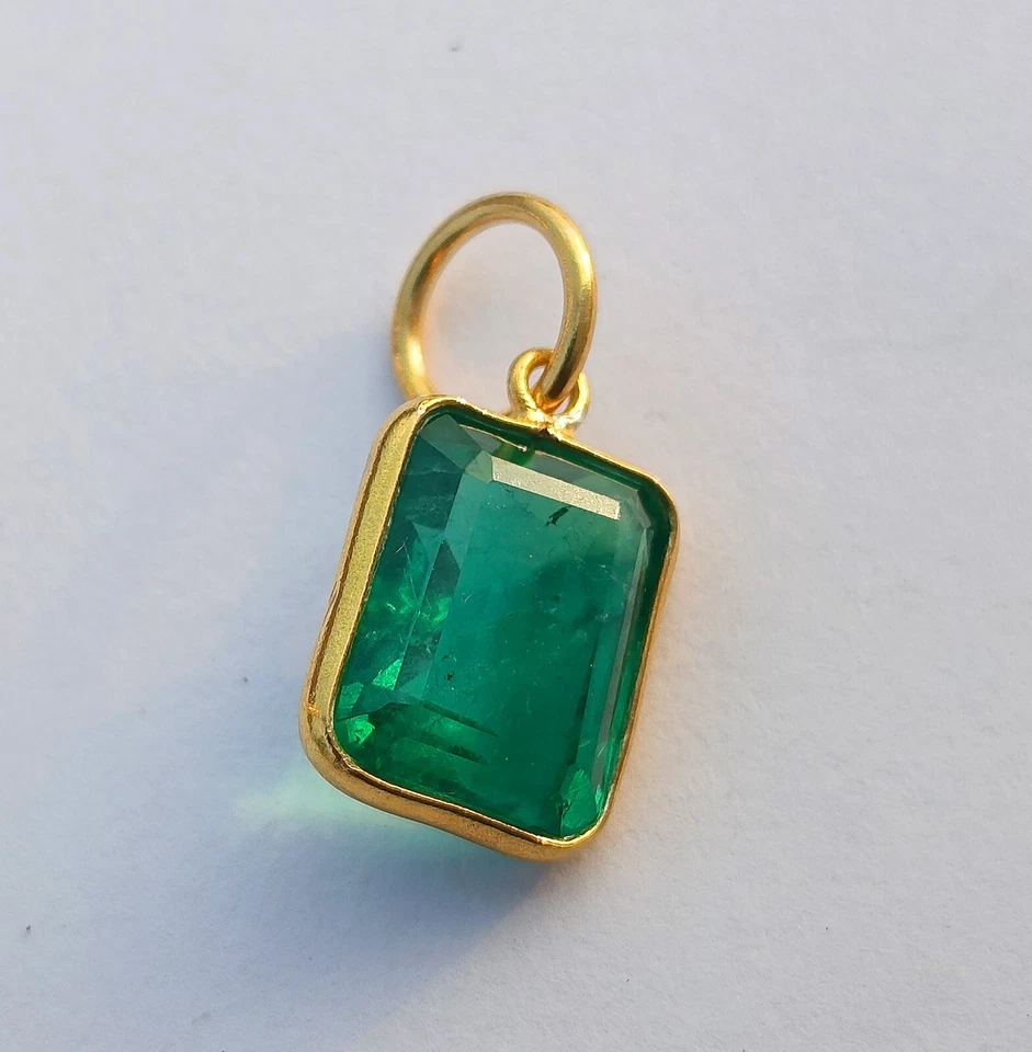 Colgante con dije de oro esmeralda natural colgante hecho a mano de oro macizo de 18 Foto 3 de 4