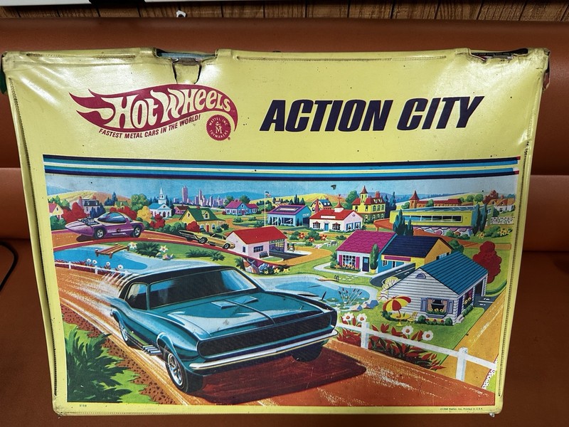 Vintage 1968 Hot Wheels Action City Redline Diecast Toy Car Playset Case VG