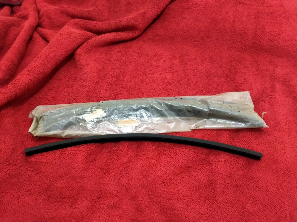 Sello guía ventana trasera goma (lado superior) 51341800693 nuevo de lote original bmw 3.0s e3 Foto 4 de 4