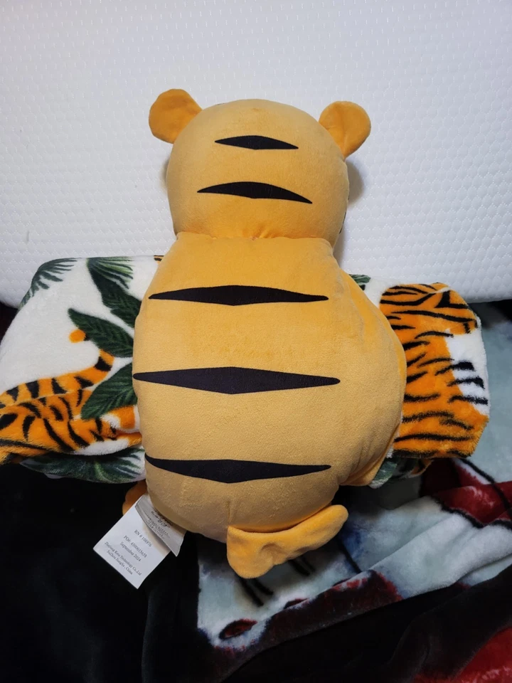Cálido y acogedor soporte/juguete de manta de felpa de tigre de peluche. Manta de 50 pulgadas x 60 pulgadas. Foto 4 de 4
