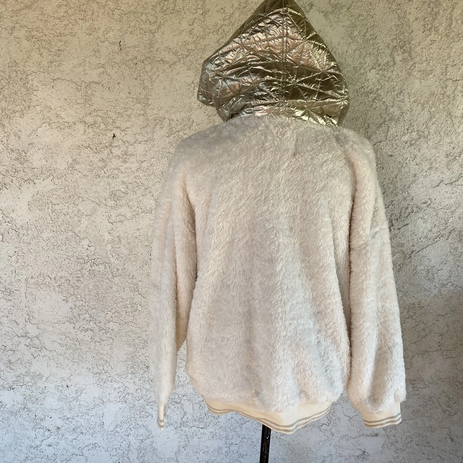 OFF WHITE MAGLIONE CON CAPPUCCIO UGG LOYRA SHERPA PULL OVER CREMA ORO METALLIZZATO TAGLIA S DONNA PICCOLA