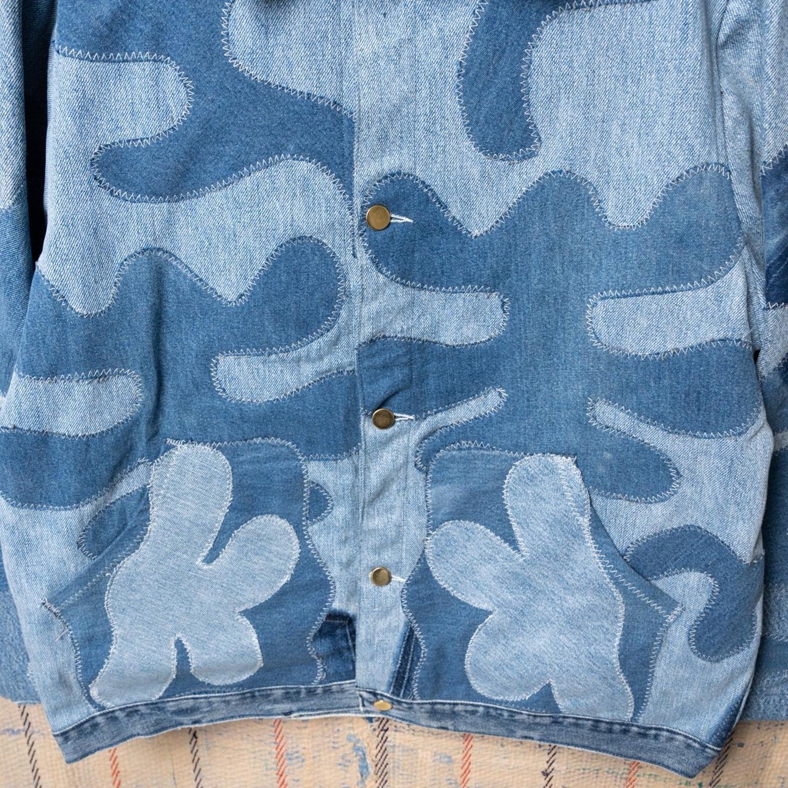 Upcycled patchwork denim jacket - image 4
