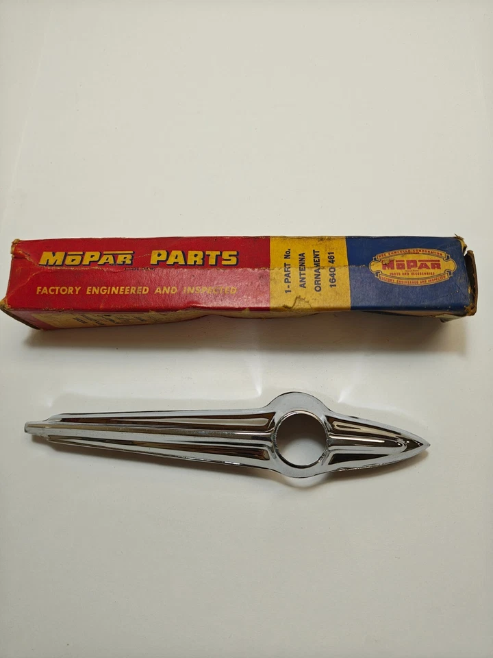 Dodge Plymouth 1955-1956 Antena de acceso Base Ornamento Emblema Insignia 1640461 Nuevo de Lote Antiguo Foto 3 de 4