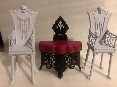 Monster High Freaky Fusion Catacombs Dining Chairs & Frights Camera Action