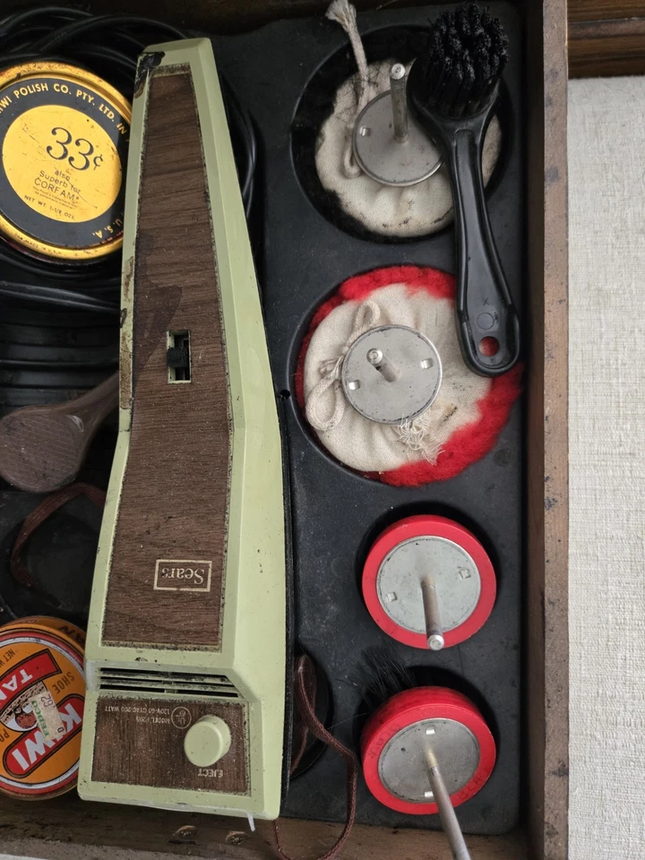 Kit de caja de brillo de zapatos Sears vintage con tampón eléctrico y cepillos y pulido Foto 2 de 4