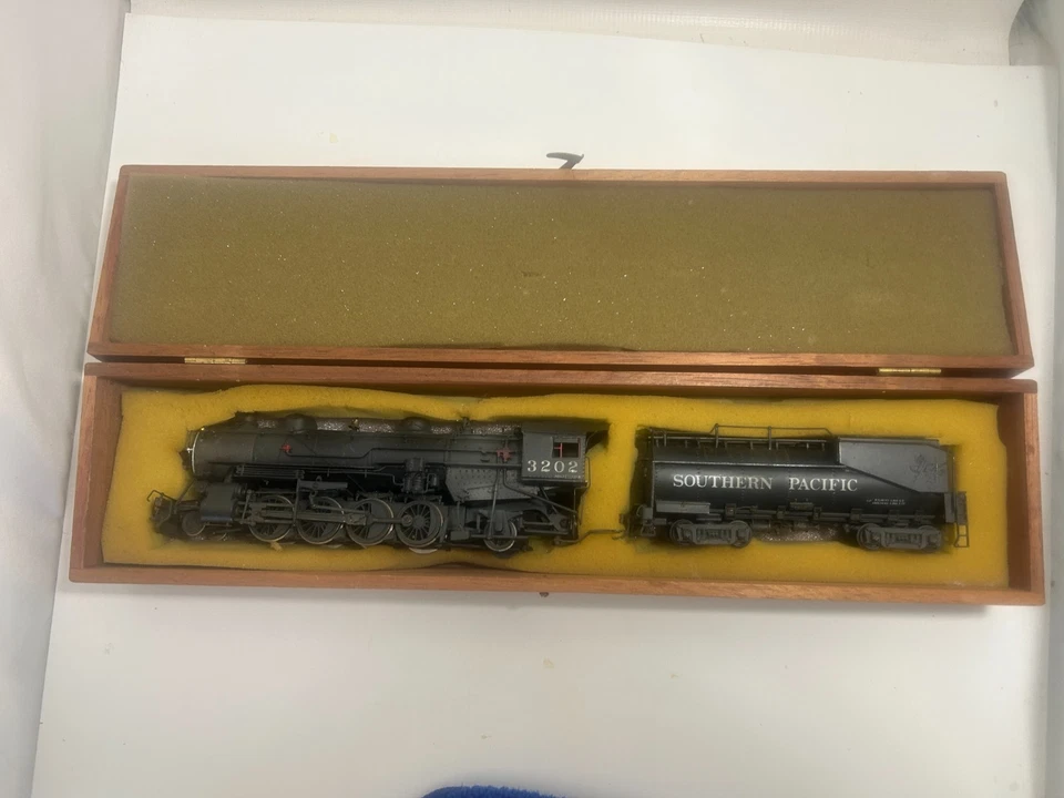 HO SCALE SOUTHERN PACIFIC STEAM LOCOMOTIVE & TENDER  WOOD BOX - Image 2 of 4