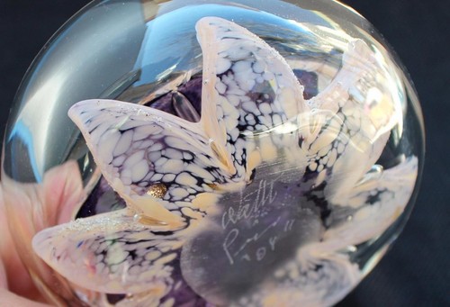 Tazón de vidrio artístico único con flor 3D firmado y fechado por el artista - Imagen 2 de 4