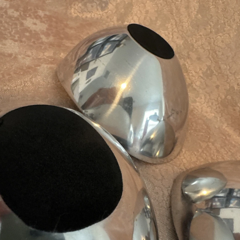 Juego de cuencos de aluminio interiores metálicos rojos en forma de huevo curvos vintage de mediados de siglo Foto 4 de 4