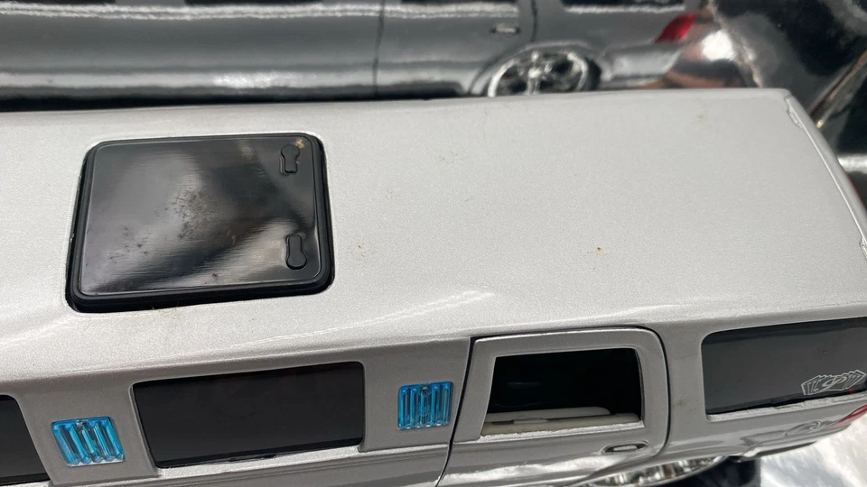 MAI31252 Maisto Lincoln Navigator Limo 1/24, alcuni segni sulla vernice - Immagine 3 di 4