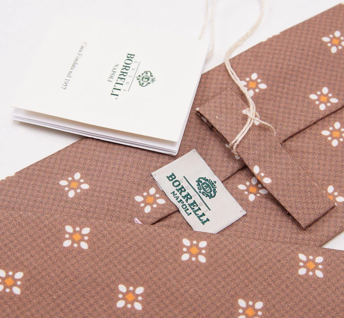 NUEVO CON ETIQUETAS $225 BORRELLI NAPOLI Corbata de seda con estampado floral de medallón marrón cacao hecha a mano Foto 3 de 3