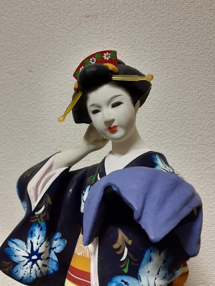 [Traditional Japanese Beauty] Hakata Geisha Doll with Miniature