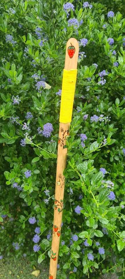 Bastón de madera hecho a mano fresas pintadas florales 45 pulgadas Foto 4 de 4