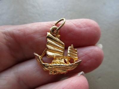 SÜSS VINTAGE GOLDFARBEN CHINESISCHES TRÖDELBOOT SEGEL SEGELSCHIFF ANHÄNGER CHARM ANHÄNGER ALT