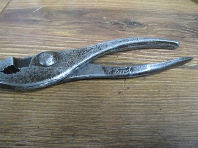 FORD AUTO SCRIPT PLIERS WRENCH CAR FARM SHOP OLD TOOL M KIT MODEL A T ANTIQUE