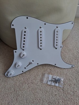 Stratocaster Style Kratzplatte voll geladen neu unbenutzt