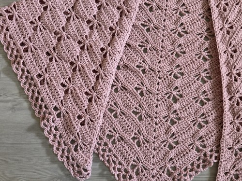 Scialle farfalla triangolo uncinetto nuovo fatto a mano rosa chiaro pizzo leggero - Foto 4 di 5