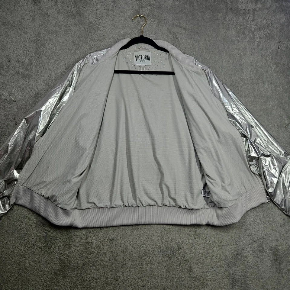 Chaqueta Victoria Secret Sport Líquida Plateada Forrada Metálica Cremallera Bolsillos Talla L Nueva Sin Etiquetas  Foto 3 de 4