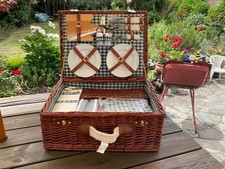 Outdoor brown, NEW 4 Person Luxury Wicker Picnic Basket