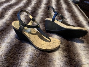 chaps raevyn thong wedge sandals
