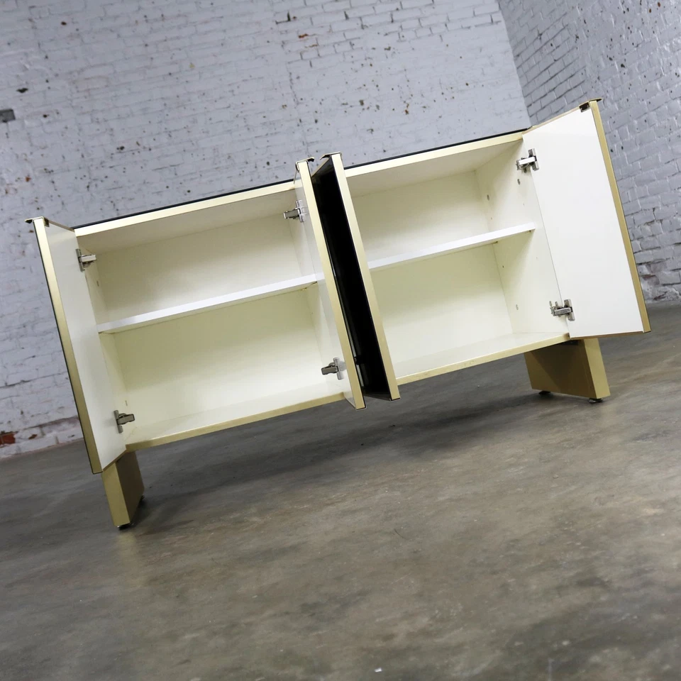 Gabinete Credenza Servidor Pequeño Ello Vidrio Negro y Aluminio Anodizado Dorado Foto 4 de 4