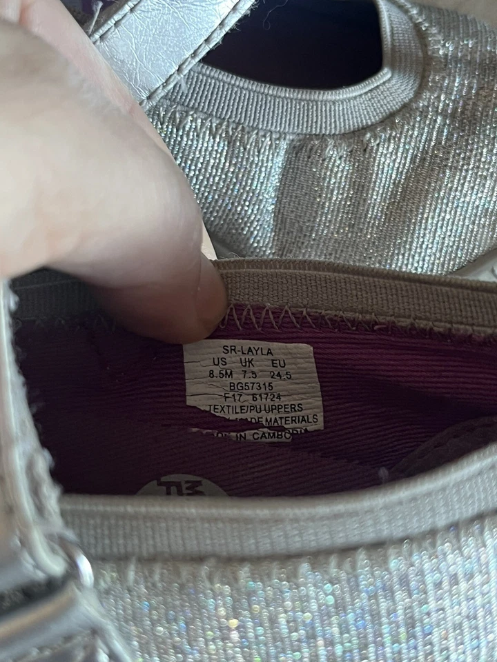 Zapatos Stride Rite de espuma viscoelástica para niña Mary Jane plateados brillantes talla 8,5 Foto 4 de 4