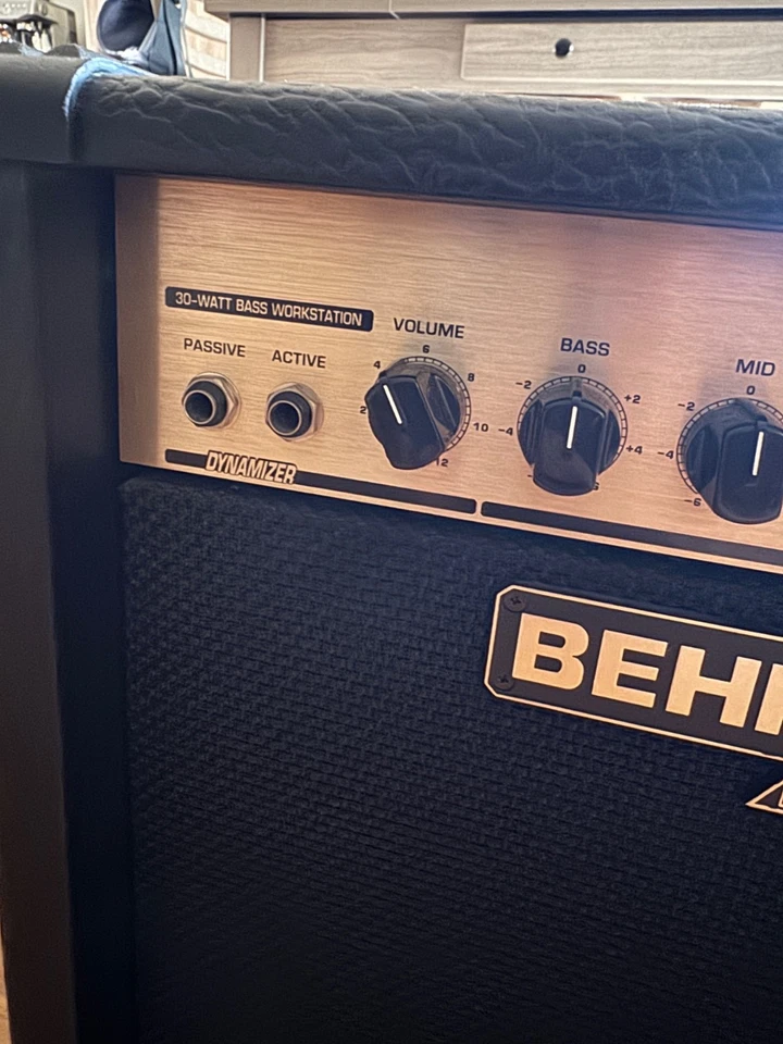 BEHRINGER UltraBass BX300 Amplificador de Bajo DINAMIZADOR Golpe Explosivo Foto 2 de 3