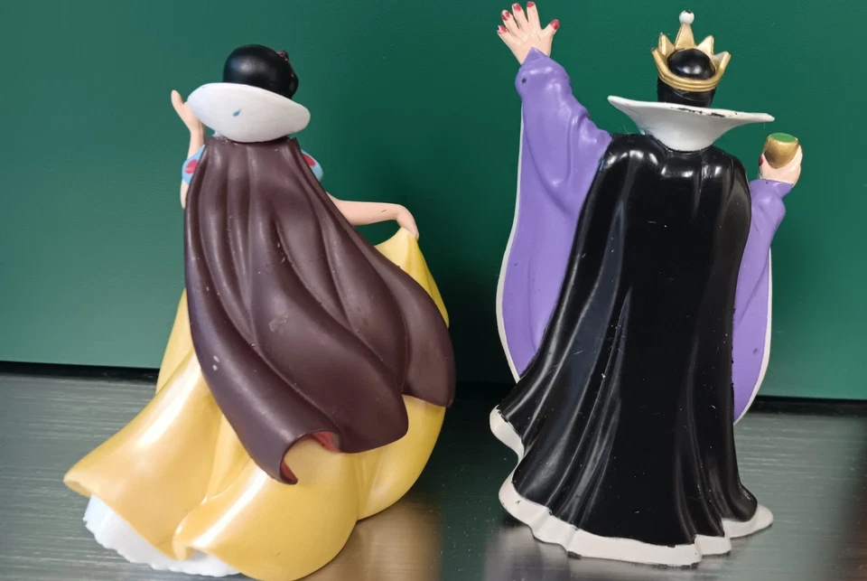 Disney Juego de 2 Figuras Reina con Cáliz Taza 4" Maléfica y Blancanieves 3.5"  Foto 2 de 2