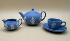 Wedgwood Jasper Ware 'Dancing Hours' Miniatur Teekanne, Milchk&auml;nnchen, Tasse & Untertasse