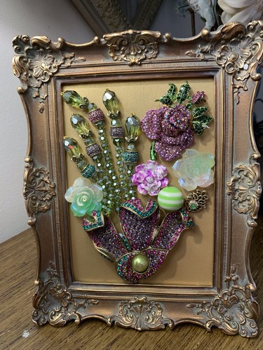 Vintage and Contemporary jewelry art framed - Picture 2 of 12