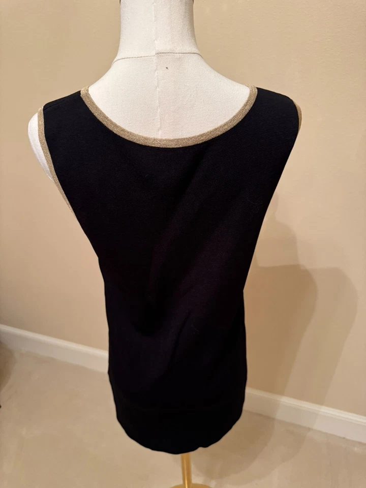 Camiseta sin mangas Doncaster para mujer tejida mediana mezcla de rayón cuello redondo negra con ribete dorado Foto 4 de 4