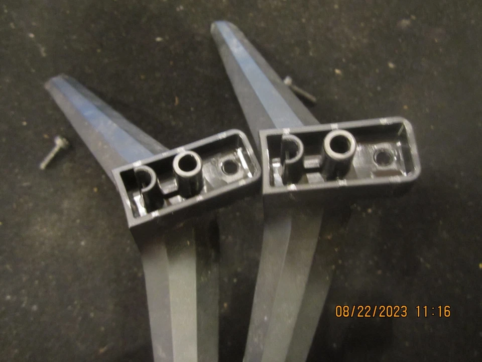 Vizio P34T3549XRD01C01BZ Tv stand legs V435-H1 V435-H11 has screws - Image 2 of 4