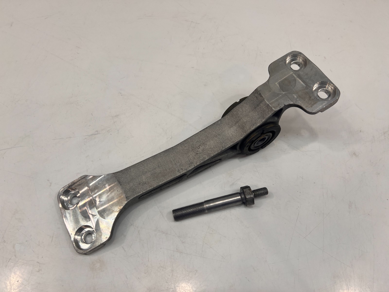 LAMBORGHINI AVENTADOR LP740 S TRANSMISSION SUPPORTING MOUNT OEM 470199323A