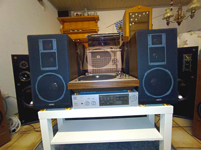 AKAI HIFI ANLAGE VINTAGE  PLATTENSPIELER VERSTÄRKER MIT 2 LAUTSPRECHER