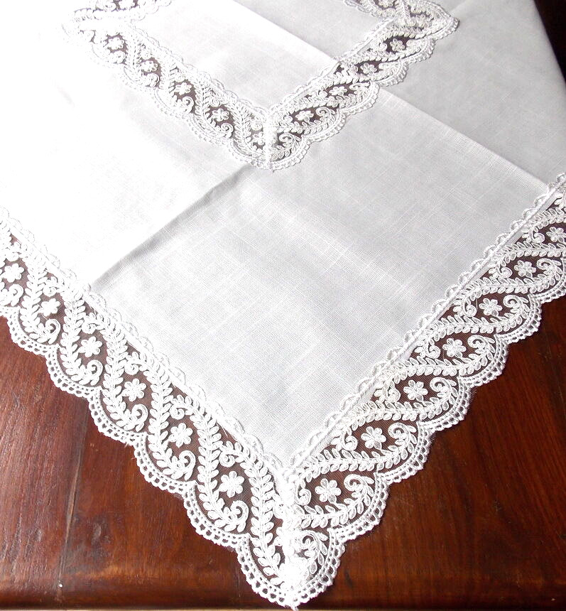 Nappe brodée 85 cm en polyester écru clair anti-pli pour table basse