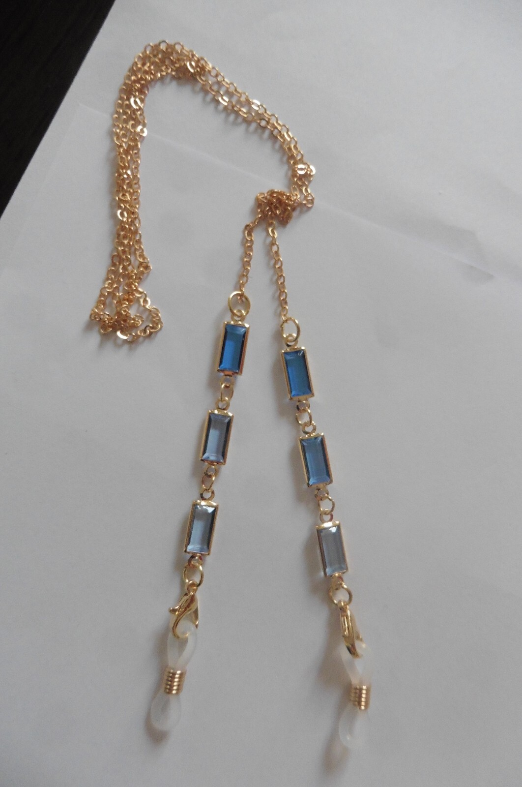Cordon de lunettes en métal doré à maillons fins et pierres bleues rectangles
