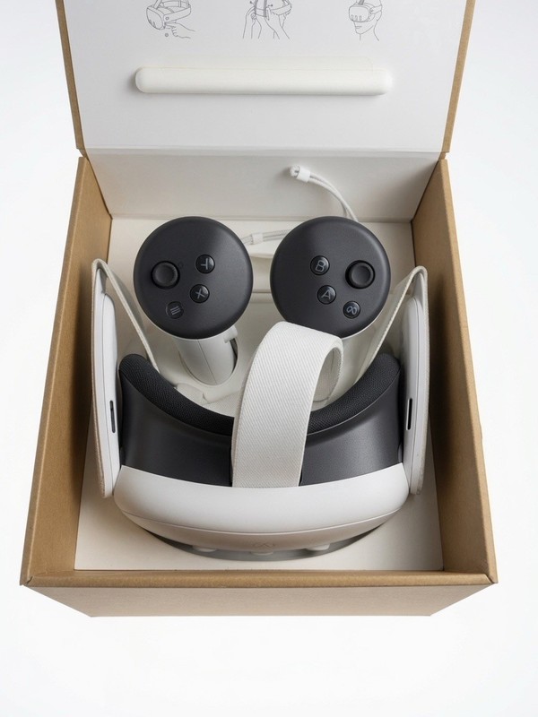 Meta Quest 3 Standalone VR Headset 512GB with Case and Controllers - White VR UK