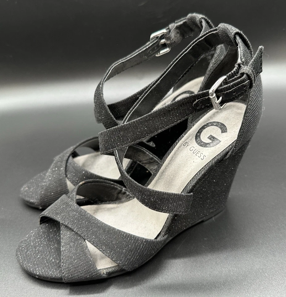 Sandalias G By Guess GG Harpee Negras Brillo Tirantes Formales Punta Abierta 7.5 Usadas en Excelente Condición Foto 3 de 4