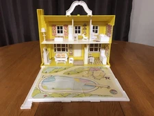 VINTAGE 1985 DURHAM INDUSTRIES YELLOW DOLL HOUSE & FURNITURE SET USA MADE