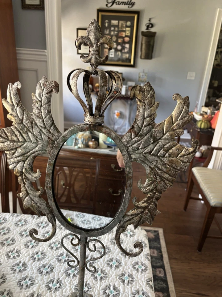 Espejo retrovisor vintage sobre soporte con remate de flor de lis color plata metal Foto 3 de 4