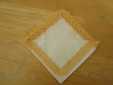 VINTAGE BESTICKTES TASCHENTUCH GOLDGELB SPITZENRAND CA. 11" VIERKANT