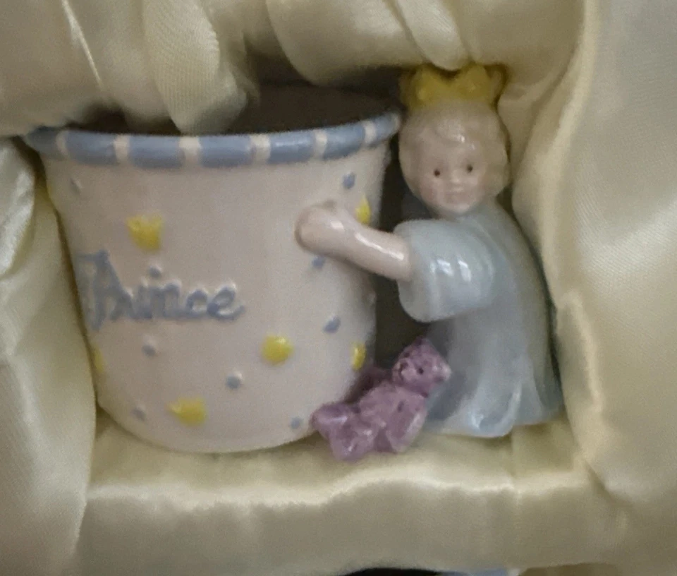 Taza y cuenco de cerámica Mud Pie Prince Su Alteza Real Juego de alimentación infantil de colección Foto 2 de 4