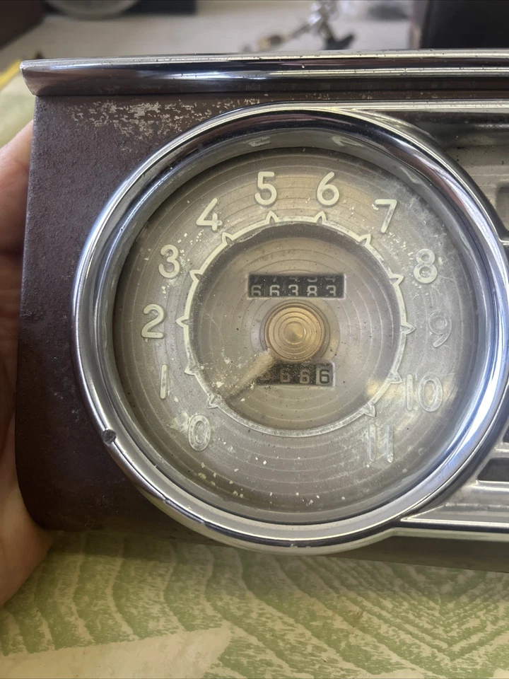 Salpicadero Packard 1949-1950 con velocímetro y reloj Foto 2 de 4