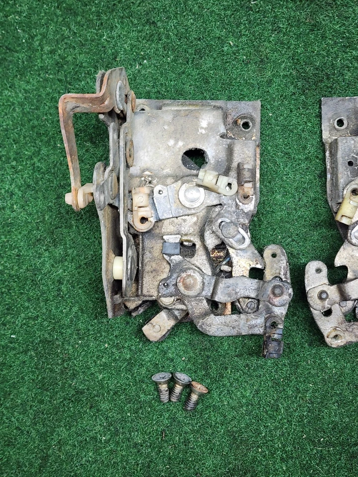 Dodge D150 W150 D350 D250 W250 1981 1985 juego de pestillos de puerta pequeños pestillo OEM Foto 3 de 4