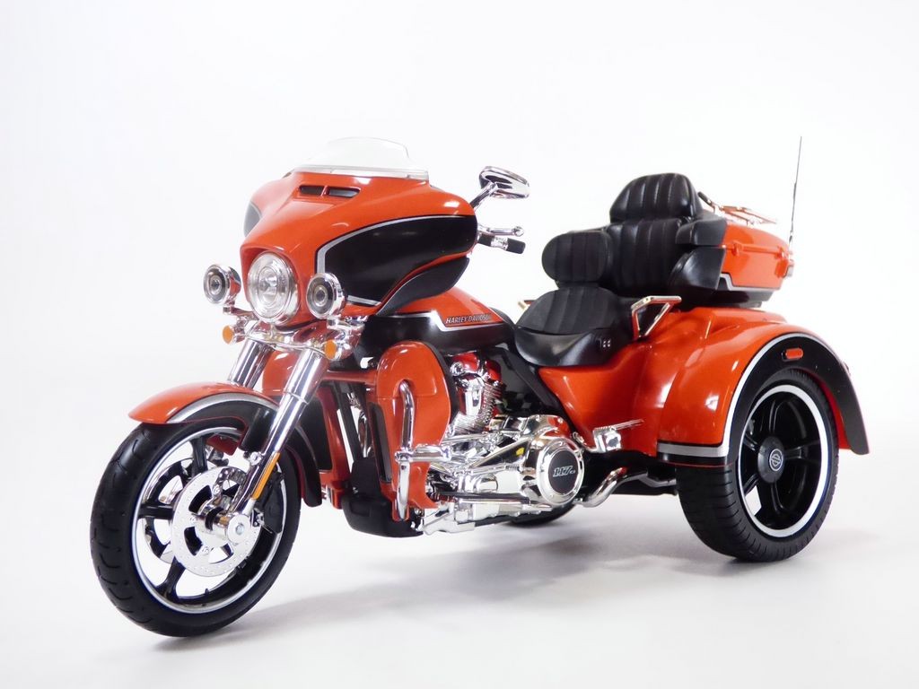 Harley Davidson CVO Tri-Glide orange 2021 échelle 1/12 moto trike miniature