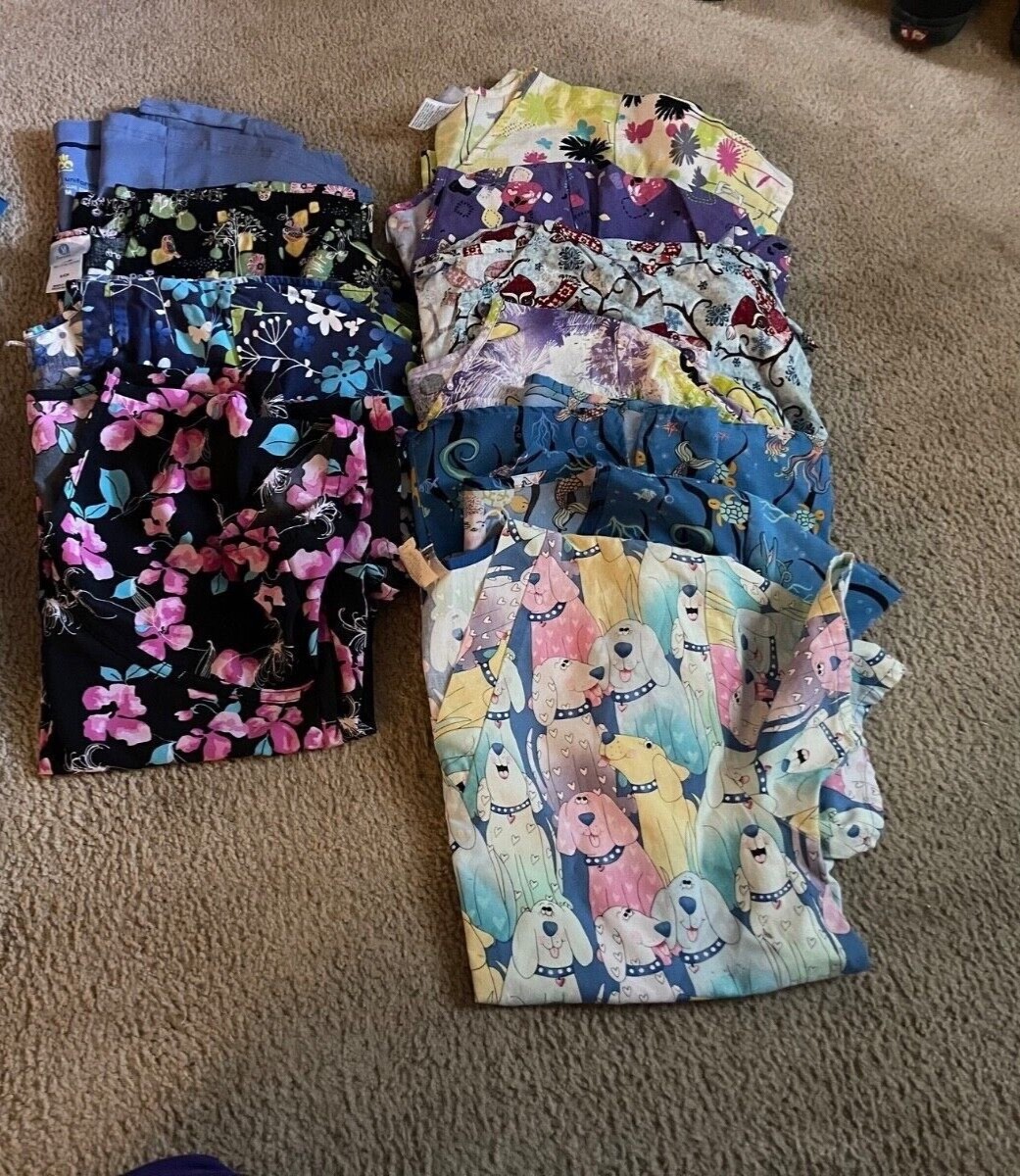 Size MEDIUM Pattern Scrub Tops - image 1