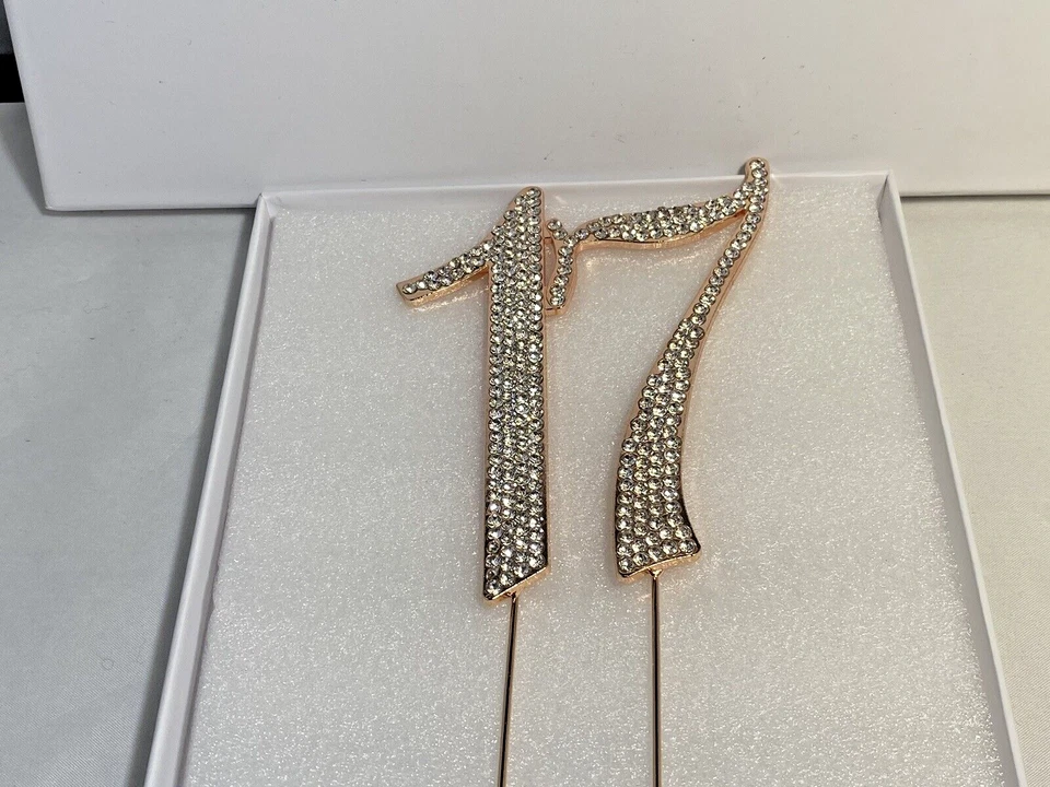 Dulce adorno de pastel de cumpleaños de oro rosa de 17 con estrás de cristal premium Foto 3 de 4